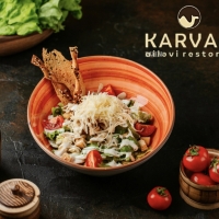 Sezar toyuq salatı