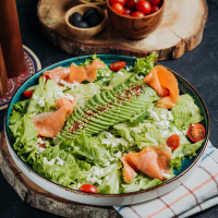 Salat avocado salmon