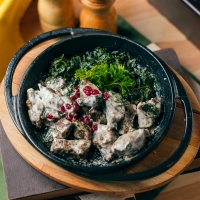 BEEF TENDERLOIN WITH SPINACH AND CREAM