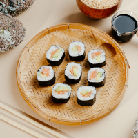 Avocado salmon maki