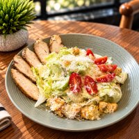 Toyuqlu Sezar salatı