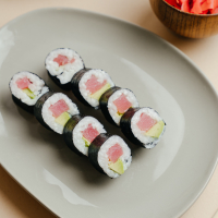 Tuna avocado maki