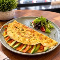 Hise Verilmiş Qızıl Balıq və Avokado ilə Omlet
