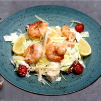 Sezar Salatı krevetka İlə