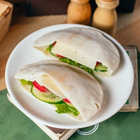 Chicken ﬁllet in pita