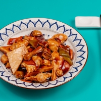 Dilimlənmiş donuz əti ilə qızardılmış tofu