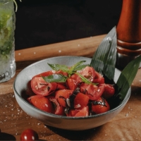 Pomidor vişnəli salatı