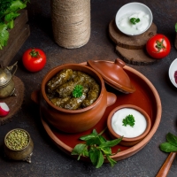 Yarpaq dolması quzu əti ilə